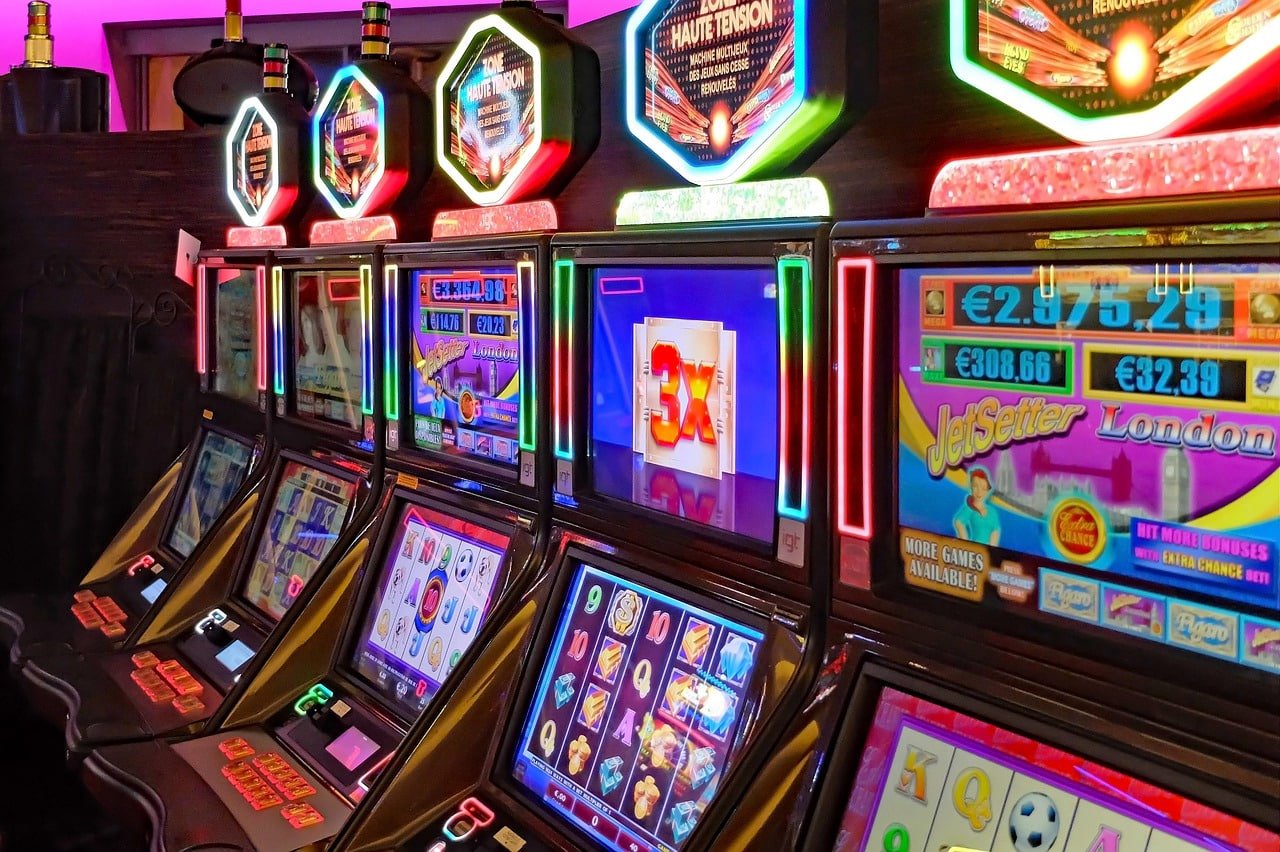 Tim timezone55 bekerja di kantor pusat dengan fokus pada keamanan dan kepuasan pelanggan